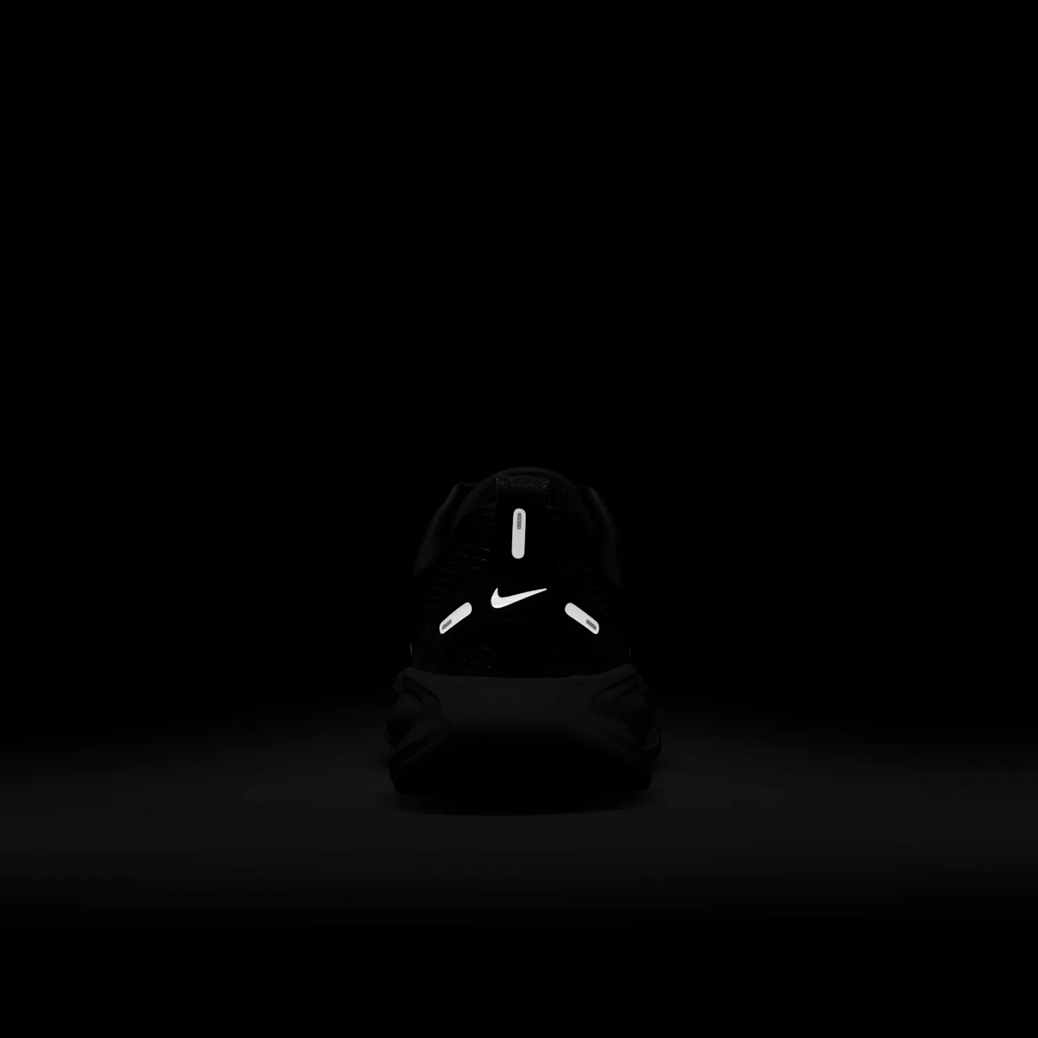 Nike Vomero 18 image 11