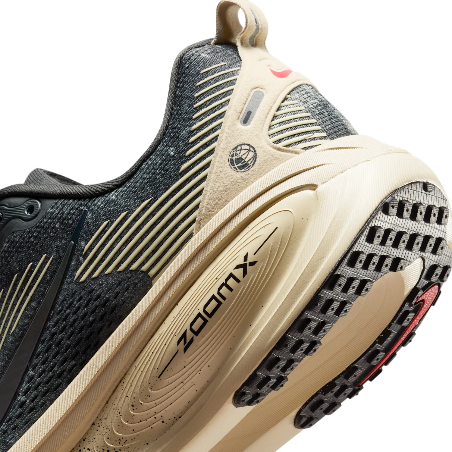 Nike Vomero 18 image 9