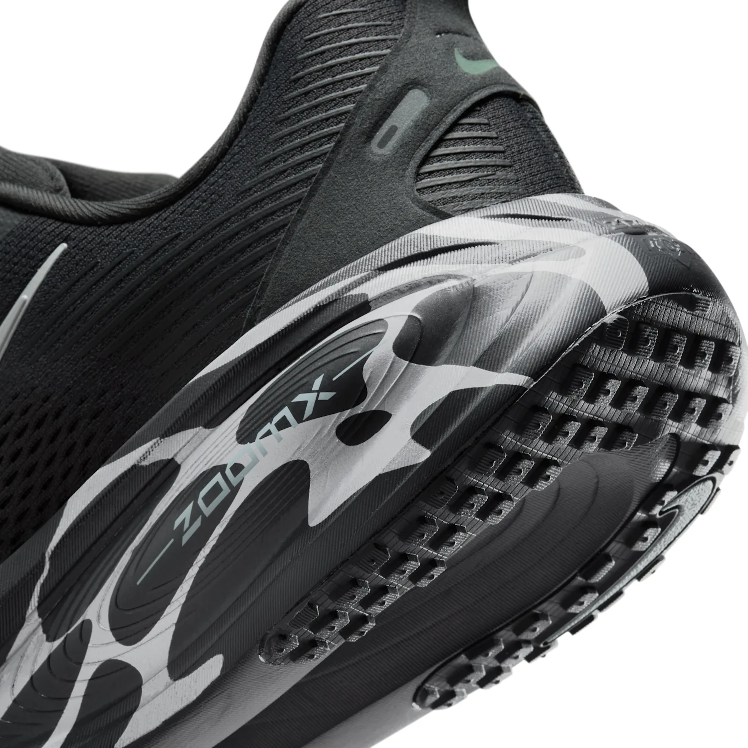 Nike Vomero 18 image 8