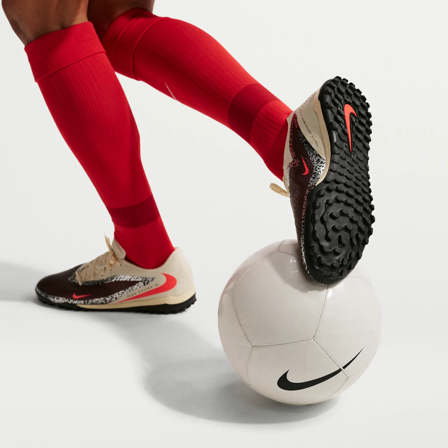 Nike United Phantom 6 Low Academy image 9