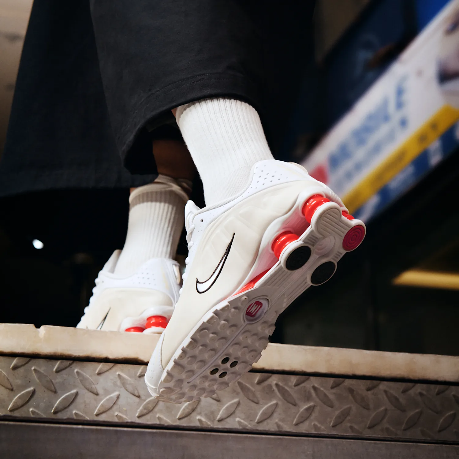 Nike Shox R4 image 6