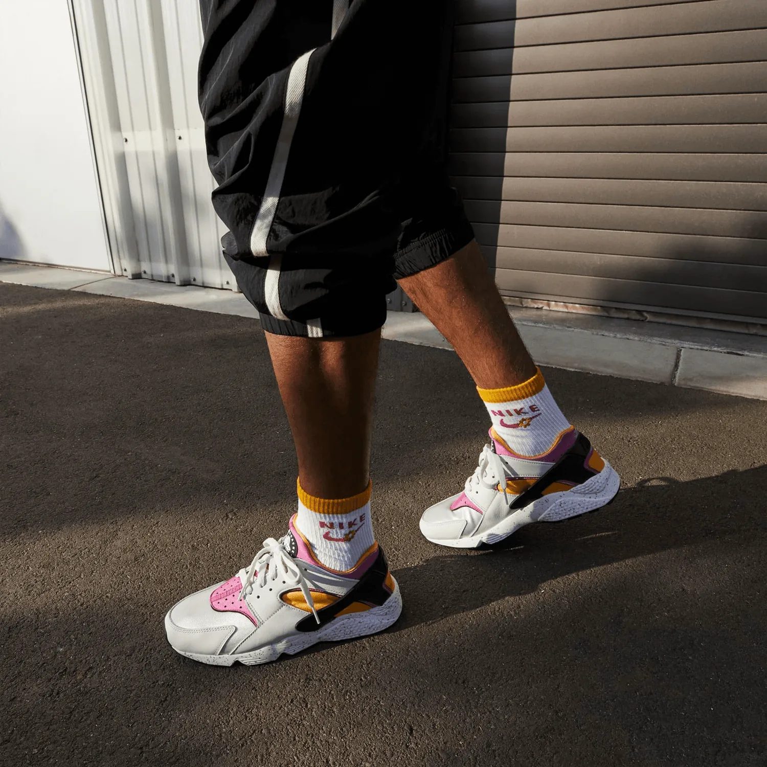 Nike Air Huarache University Gold Pink image 8